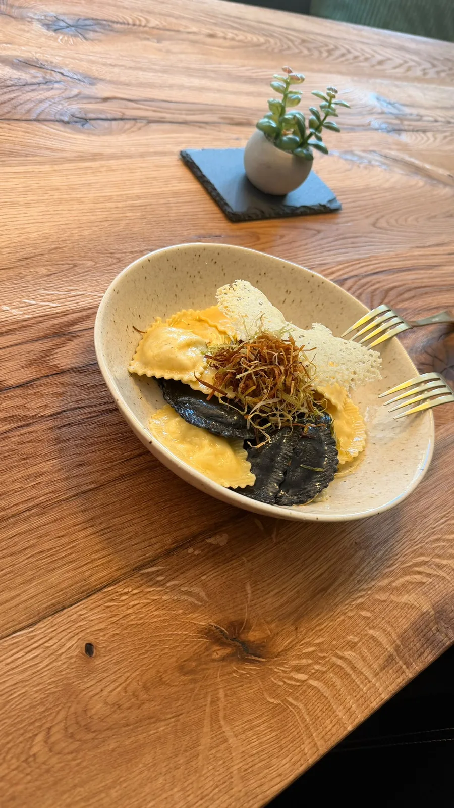 Hausgemachte Ravioli auf einem Holztisch im Restaurant Wasserfall